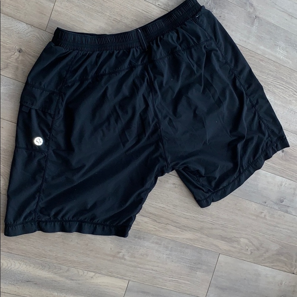 Men’s large black lululemon shorts with liner